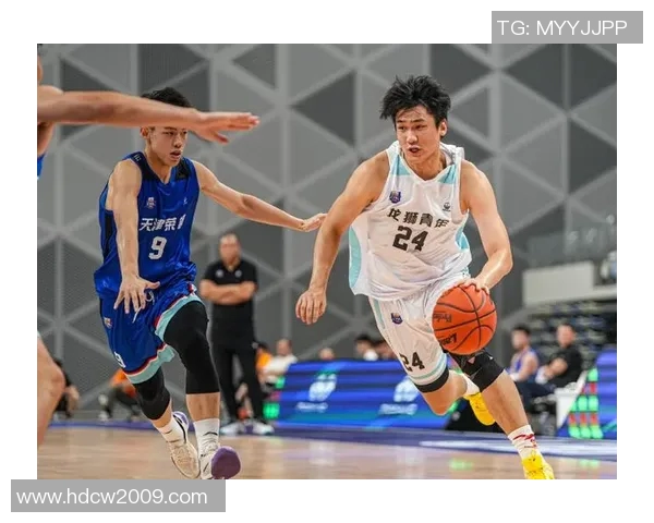 广州篮球队在锦标赛中以57分稳居积分榜首位展现强劲实力